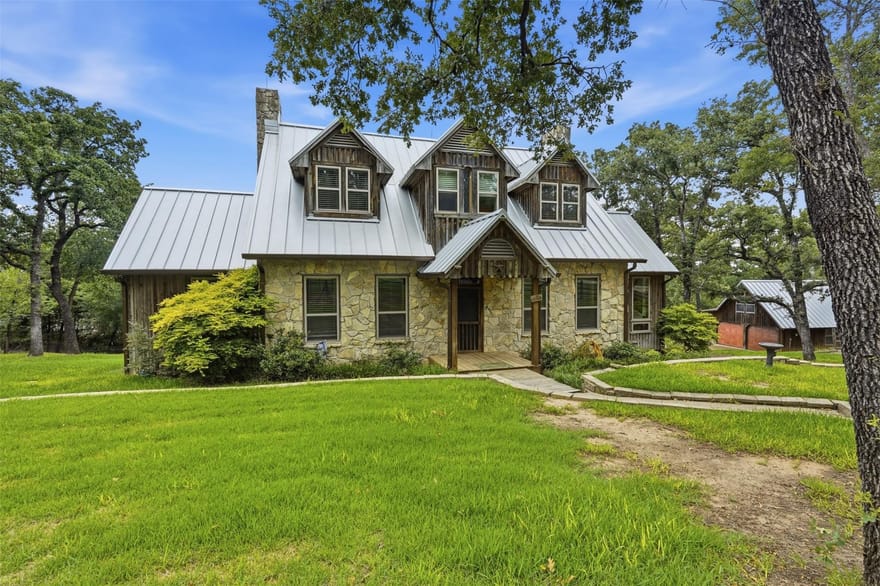1100 Crazy Horse Trail, Burleson, Texas