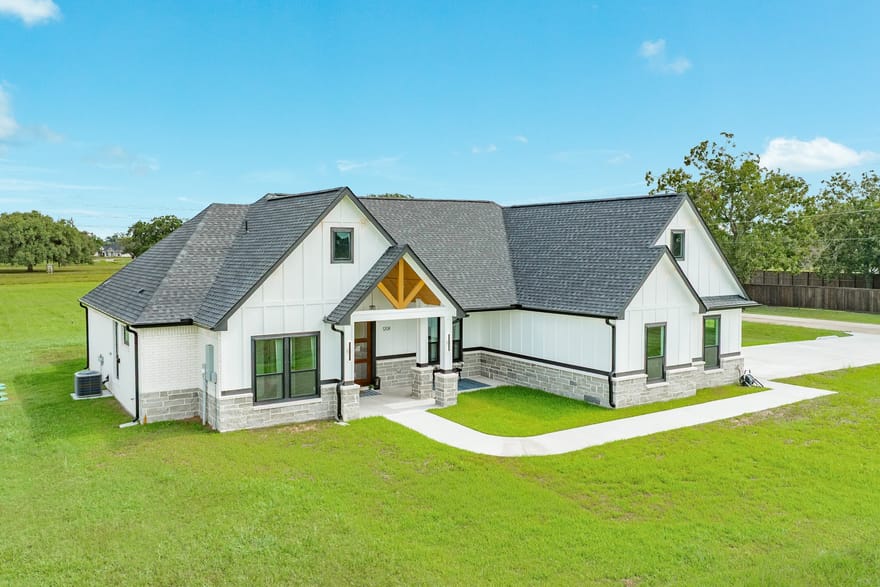 1208 Quarter Horse Trail, Angleton, Texas