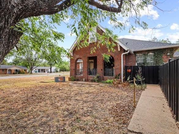 1100 W Walnut Street, Coleman, Texas