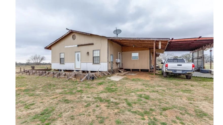 1619 County Road 7711, Devine, Texas