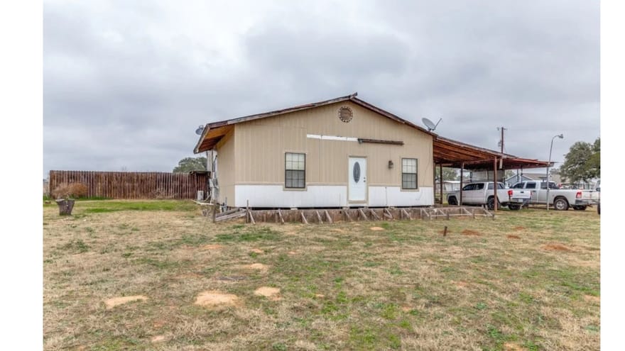 1619 County Road 7711, Devine, Texas