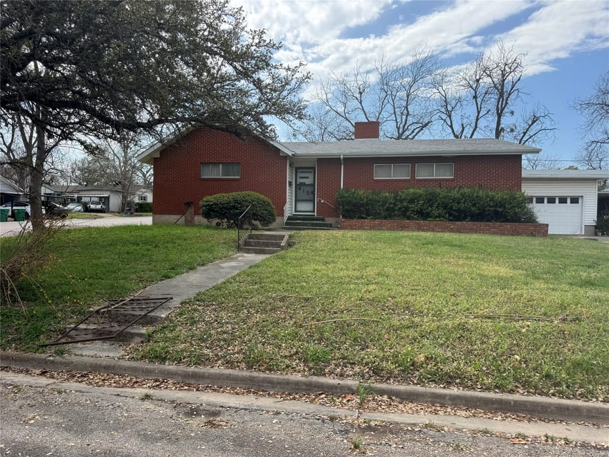 415 S Avenue O, Clifton, Texas