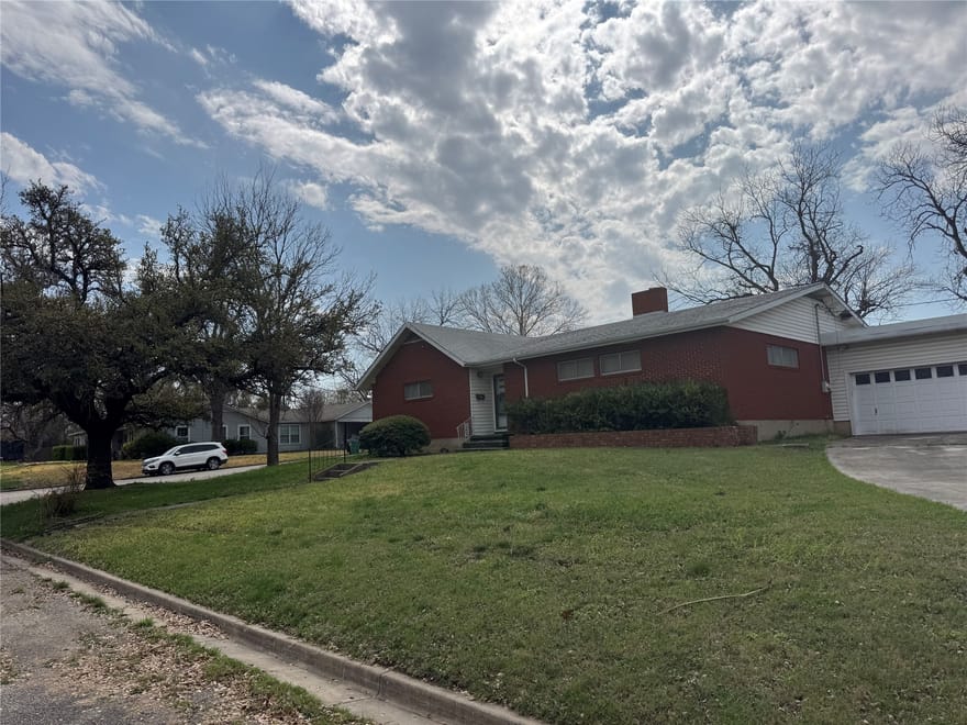 415 S Avenue O, Clifton, Texas