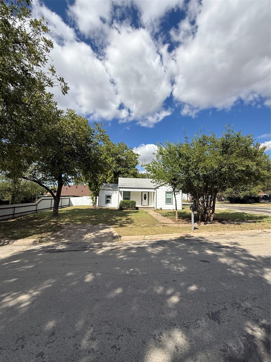 317 E 10th Street, Coleman, Texas
