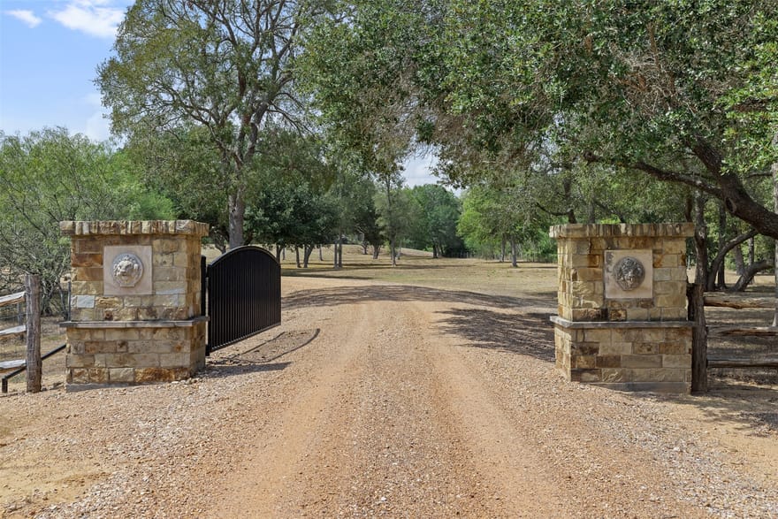 2574 Fm 2434, Weimar, Texas