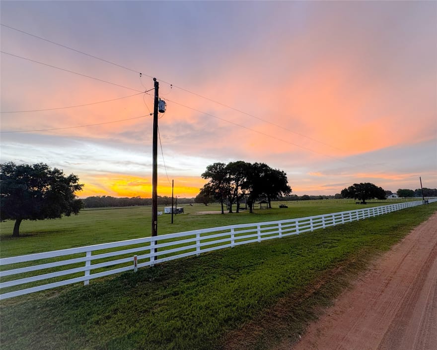 986 Private Road 1024, Hallettsville, Texas