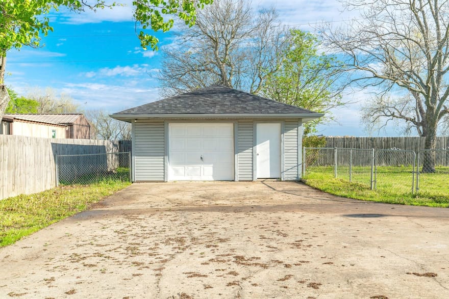 300 E Short Street, Leonard, Texas