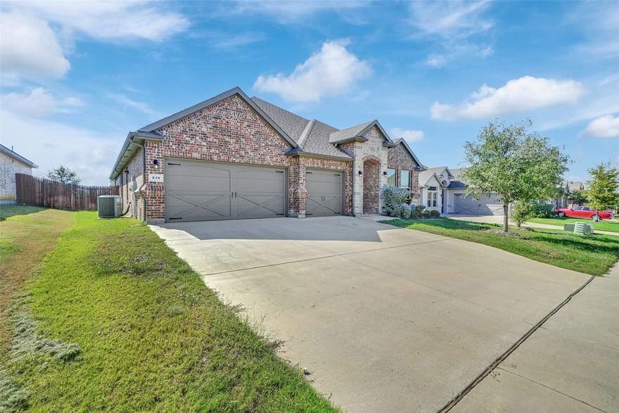 919 Hondo Lane, Mansfield, Texas