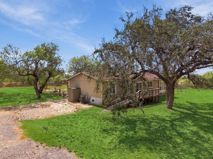 541 County Road 396, Kenedy, Texas