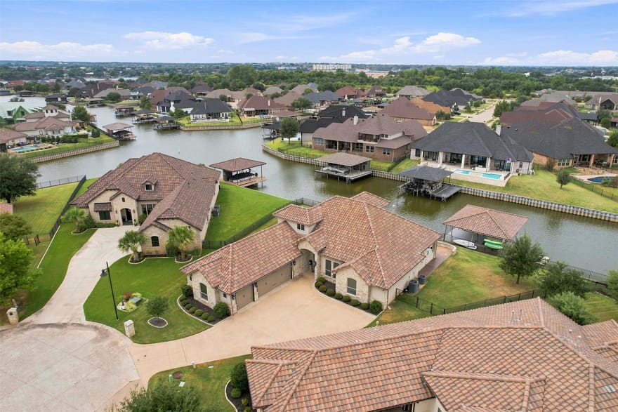 1601 Malibu Bay Court, Granbury, Texas