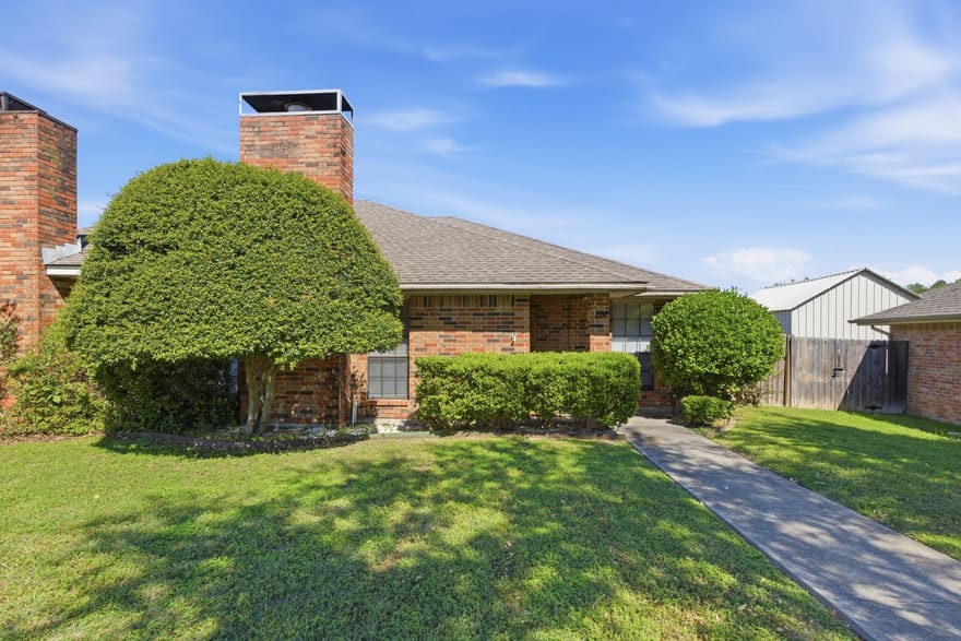119 Larchbrook Drive, DeSoto, Texas