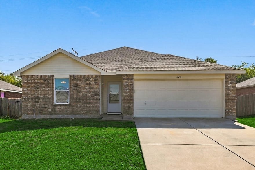 320 Deer Run Drive, Sanger, Texas