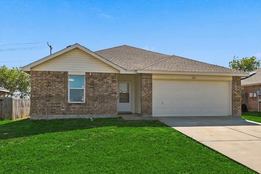 320 Deer Run Drive, Sanger, Texas
