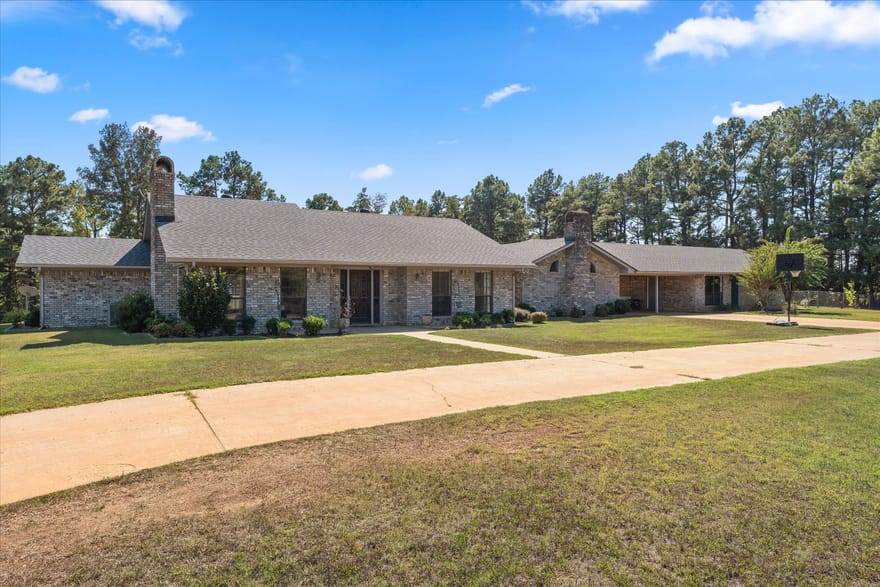 1070 County Road 3772, Queen City, Texas