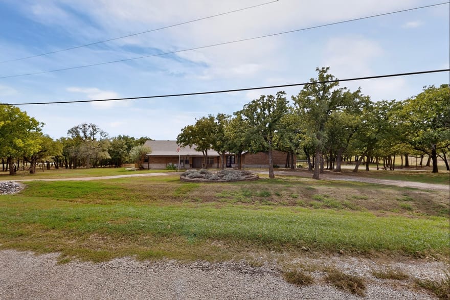 111 Clear Creek Drive, Sunset, Texas