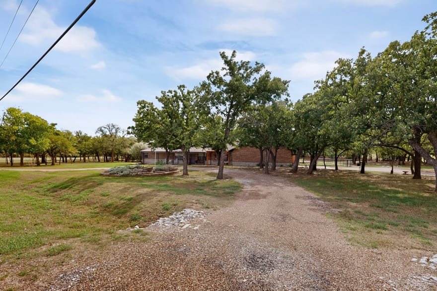 111 Clear Creek Drive, Sunset, Texas