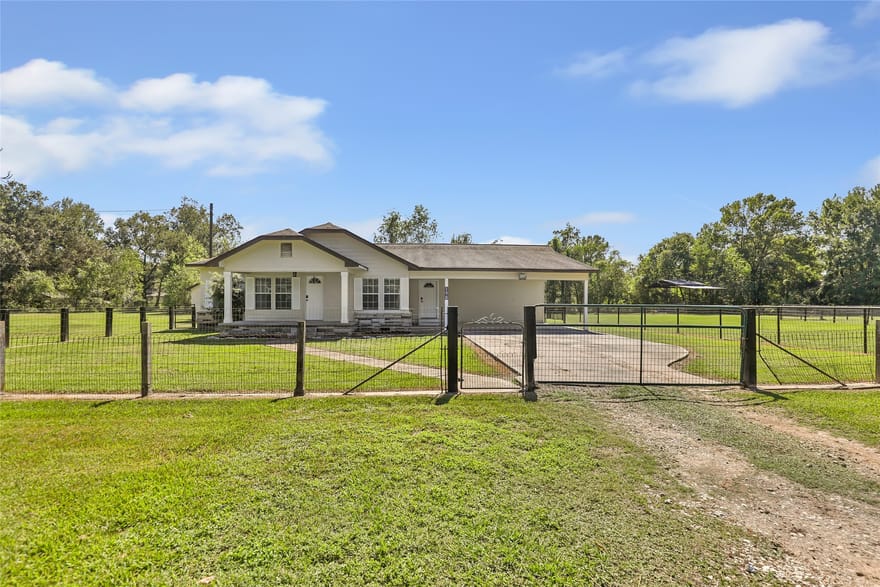 198 County Road 2010, Hardin, Texas