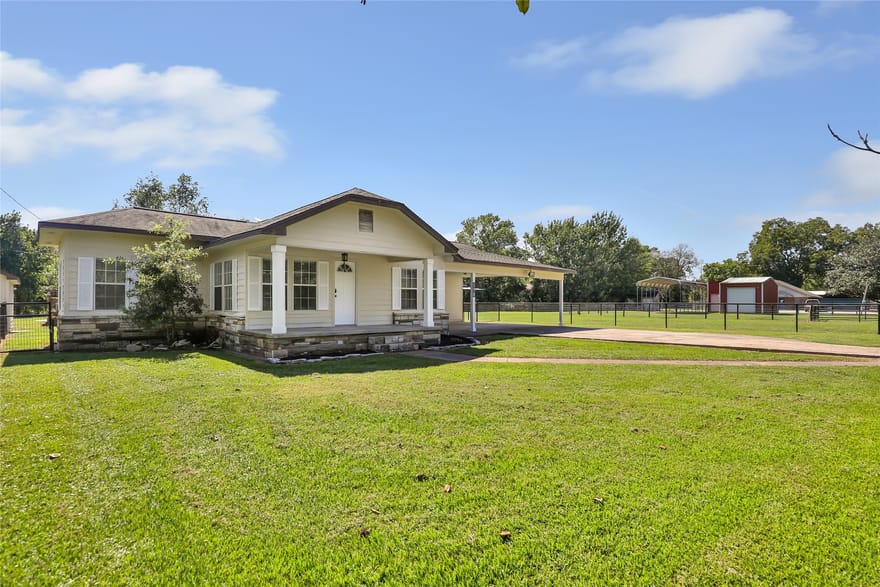 198 County Road 2010, Hardin, Texas
