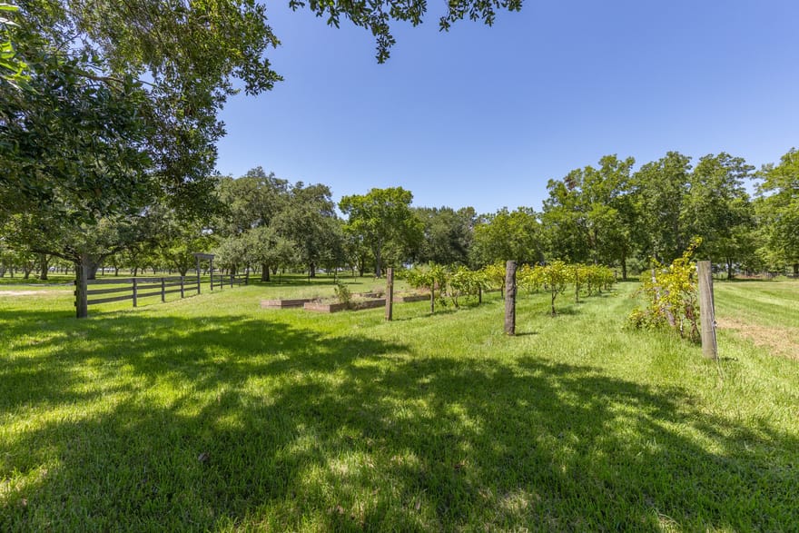 3042B Poskey Road, Anahuac, Texas