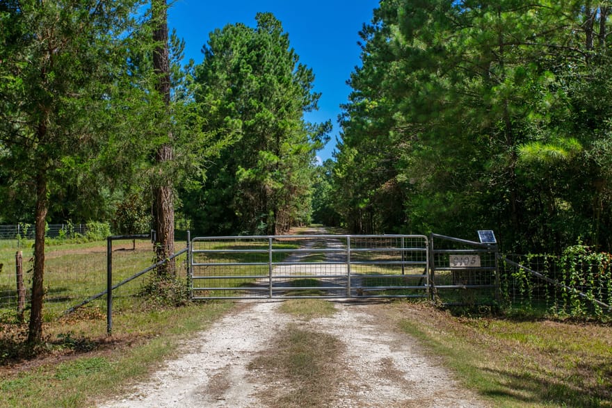 9195 County Road 207, Plantersville, Texas