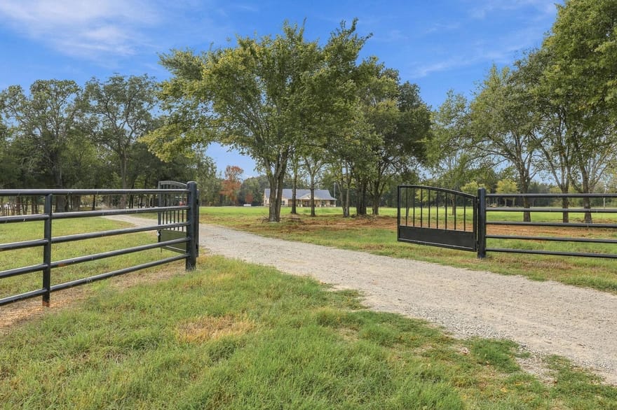 916 Cleve Cole Road, Denison, Texas