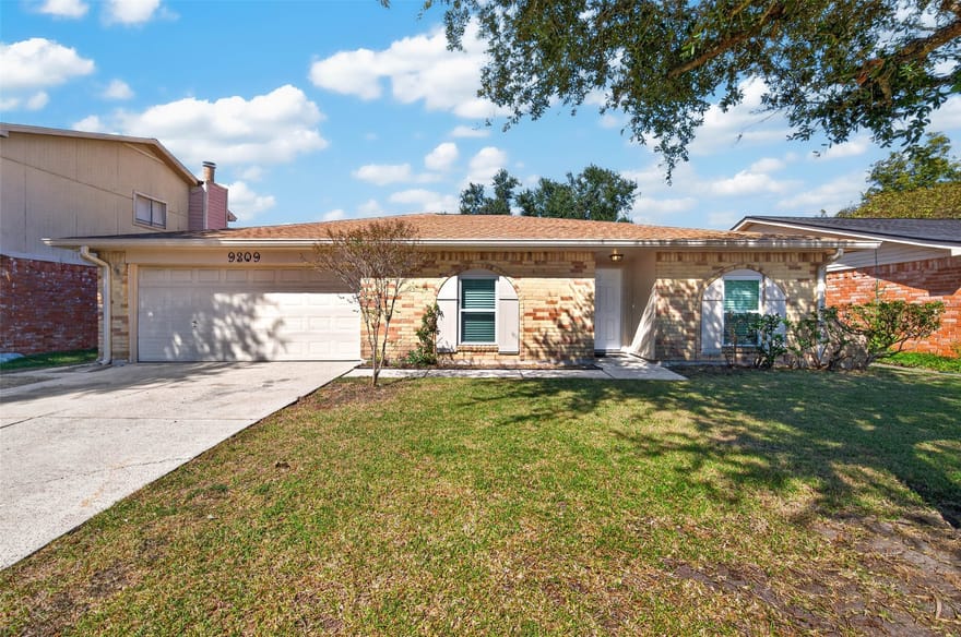9809 Hummingbird Street, La Porte, Texas