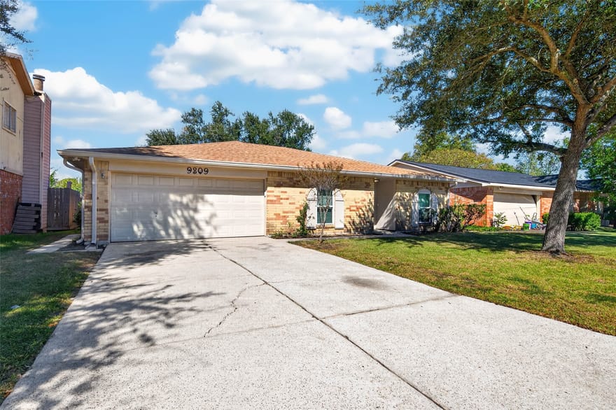 9809 Hummingbird Street, La Porte, Texas