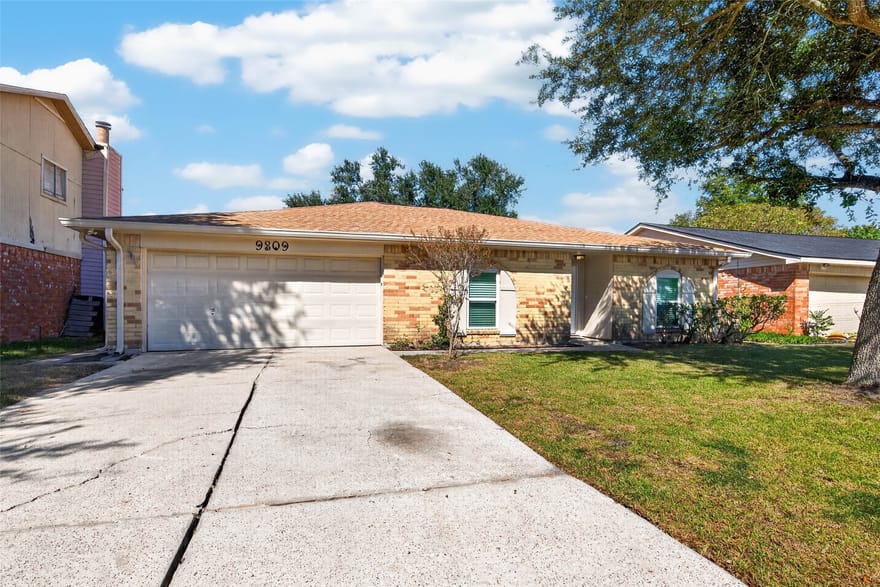 9809 Hummingbird Street, La Porte, Texas