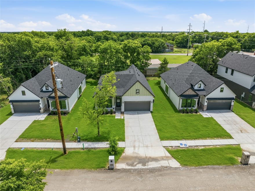 301 E Locust Street, Leonard, Texas