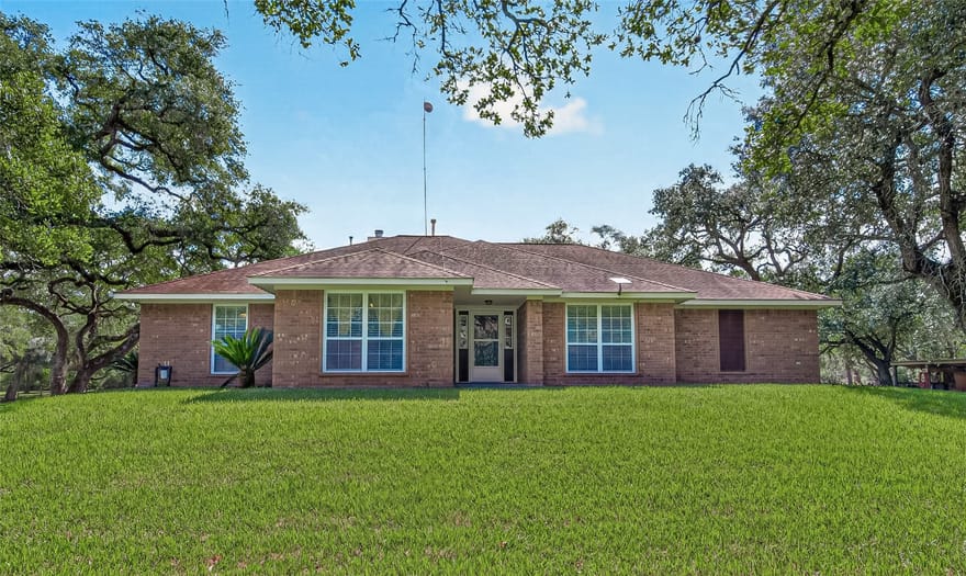 1054 Indian Circle, Altair, Texas