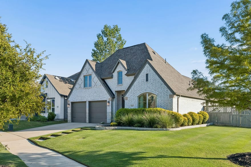 2621 Woodhill Way, Northlake, Texas
