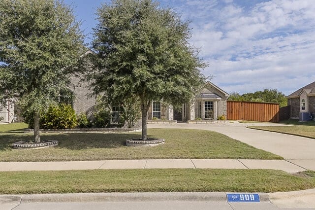 909 Heath Creek Drive, DeSoto, Texas