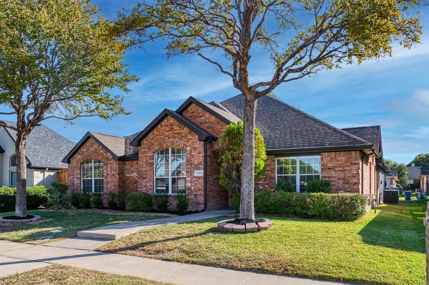 2129 Wallbrook Drive, Lewisville, Texas
