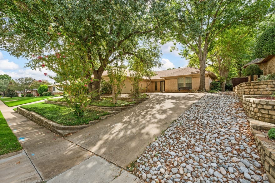 1700 Saxon Drive, Bedford, Texas