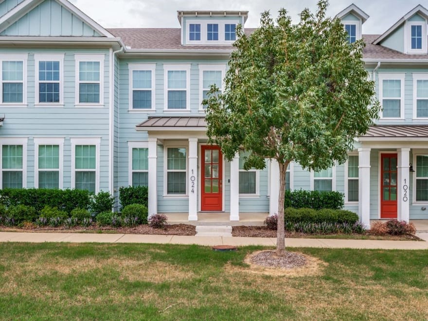 1024 Thomas Place, Carrollton, Texas