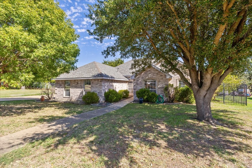6412 Bluebonnet Drive, Rowlett, Texas