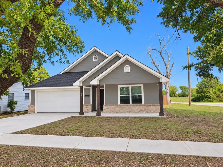 207 E Mccoulskey Street, Terrell, Texas