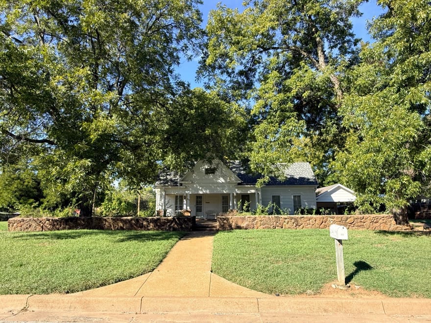 830 Plum Street, Graham, Texas