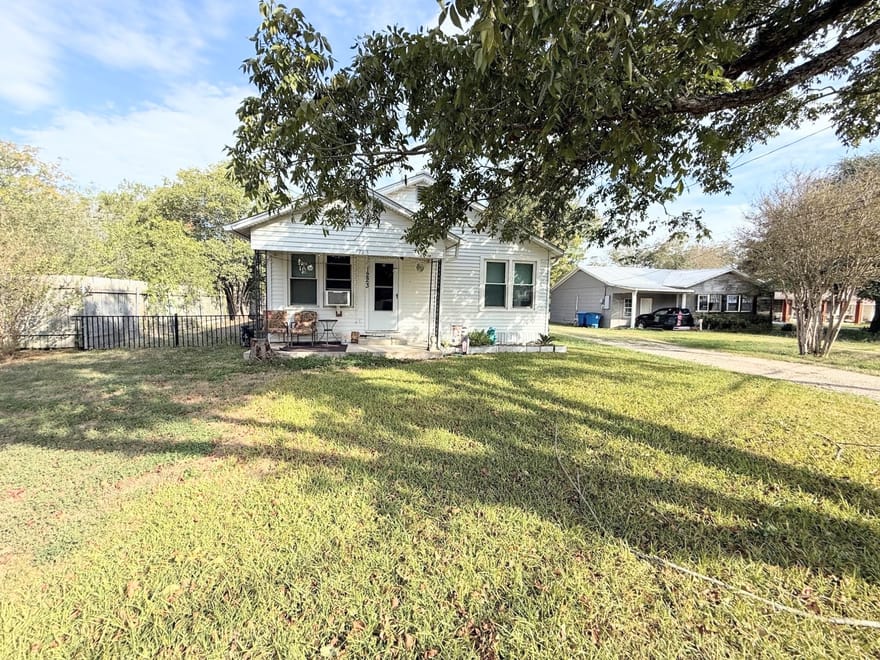 1223 Bois D'arc Street, Lockhart, Texas