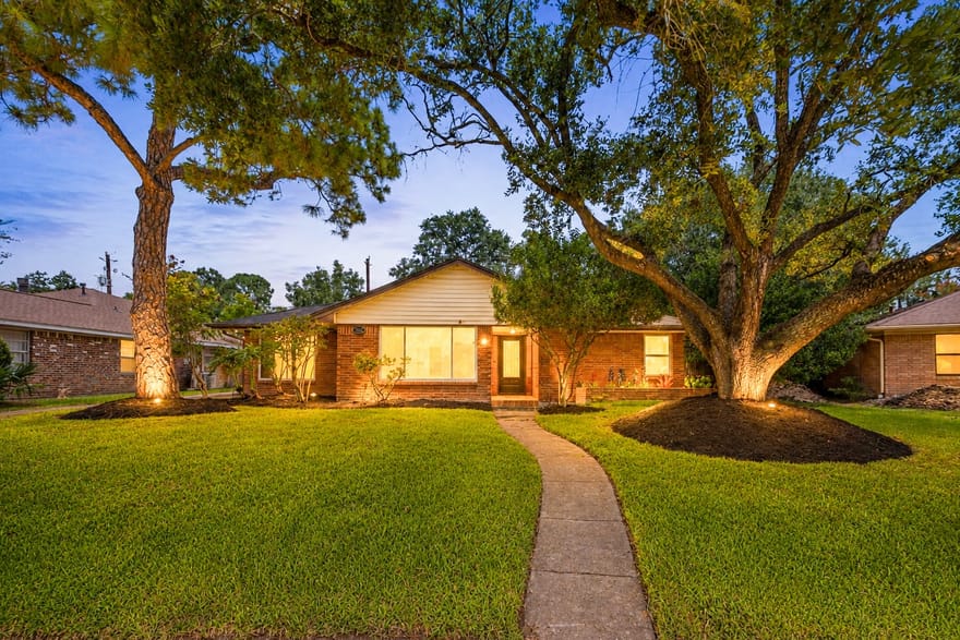 5262 Briarbend Drive, Houston, Texas