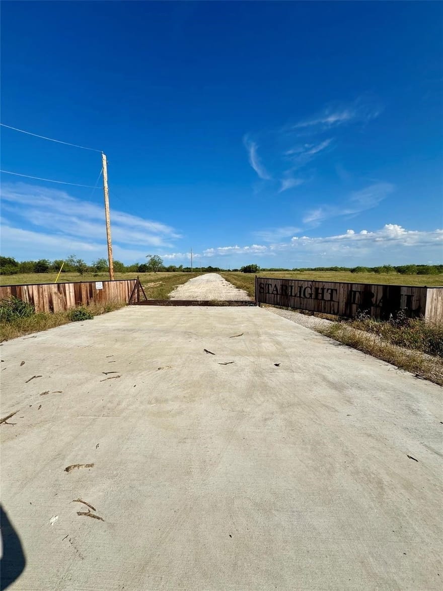 934 Starelight Trail, Blum, Texas