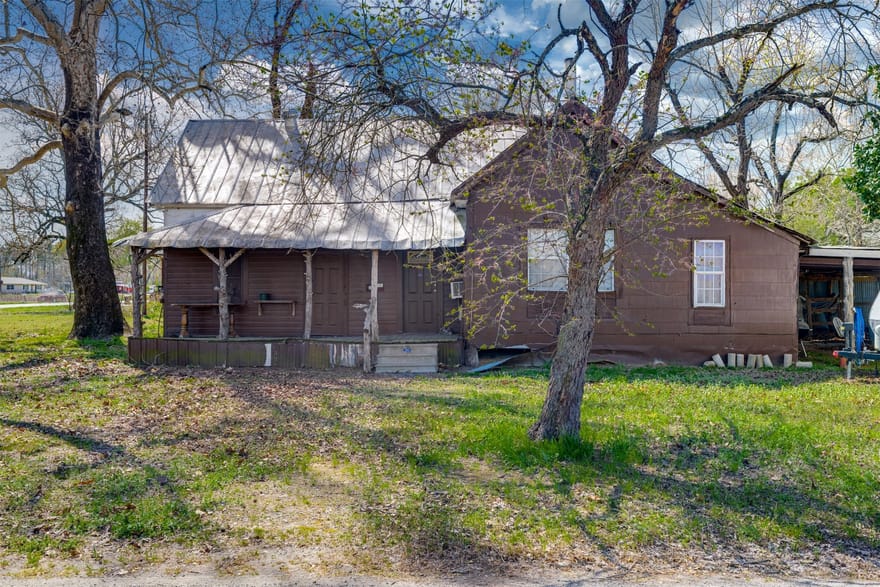 48 County Road 2360, Bagwell, Texas