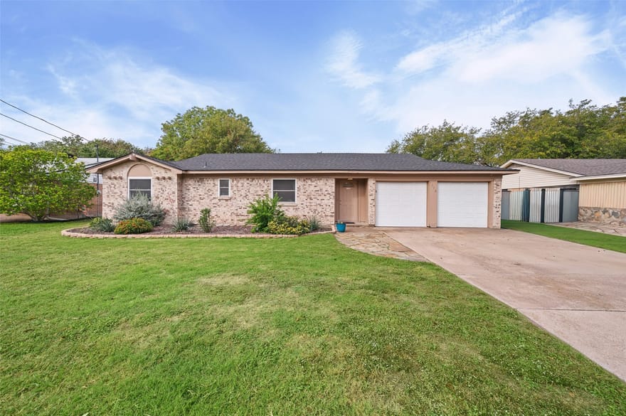 1116 Usher Street, Benbrook, Texas
