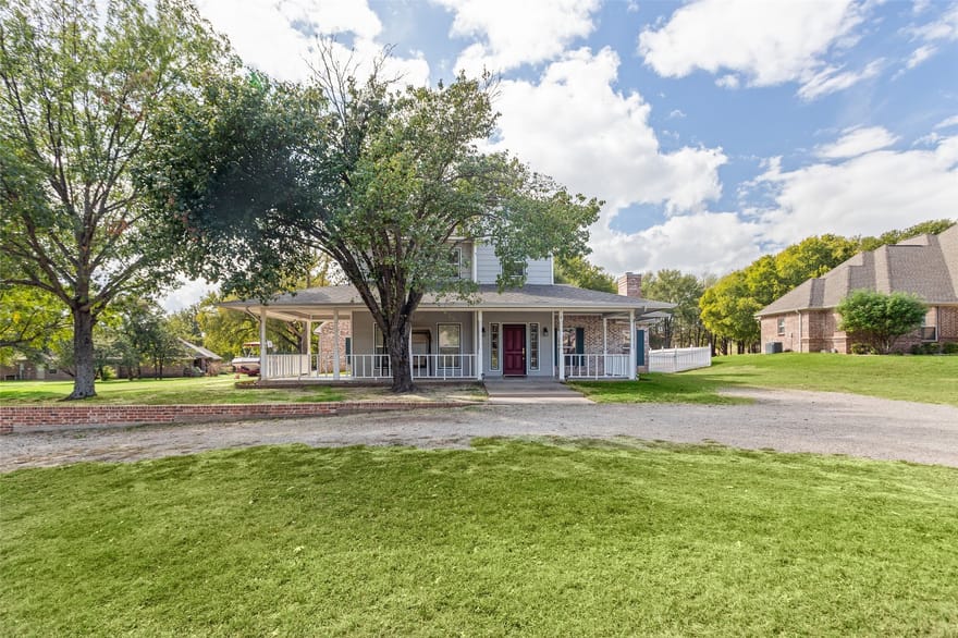 902 Mallard Pointe Drive, Granbury, Texas