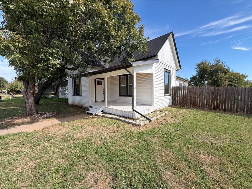 300 N Friou Street, Alvarado, Texas