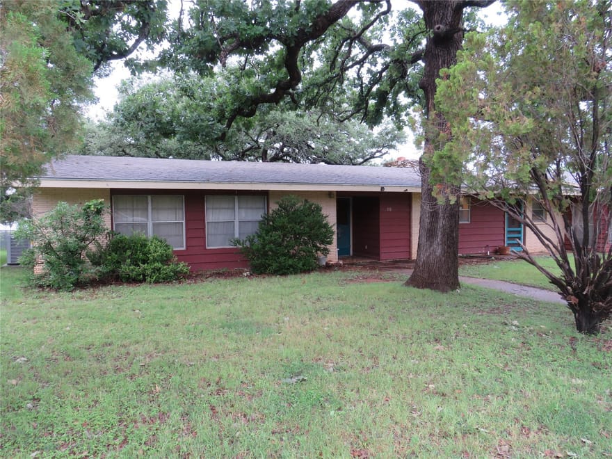 110 W Lakecrest Dr, Bluffton, Texas