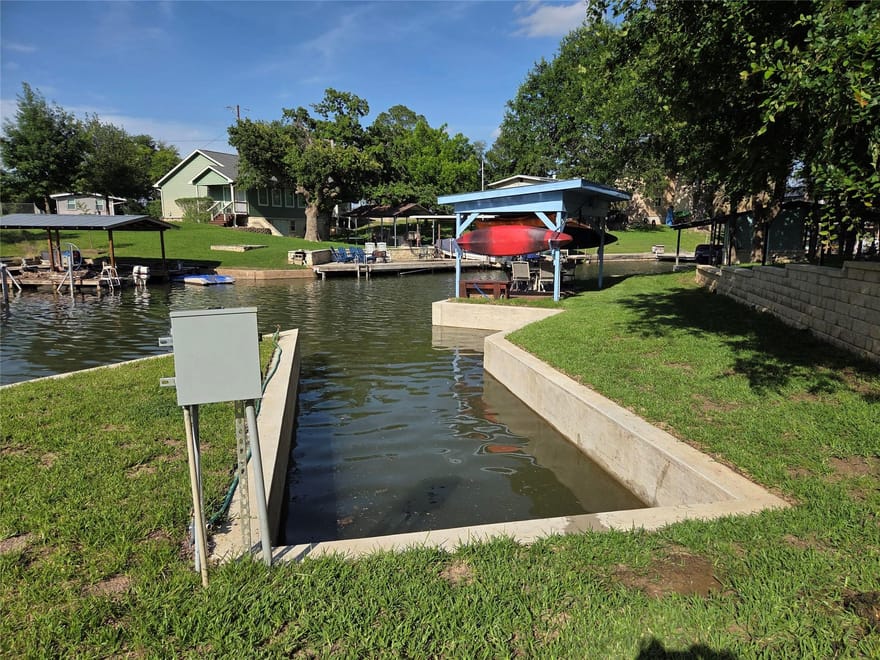 203 W Lakeshore Dr, Sunrise Beach, Texas