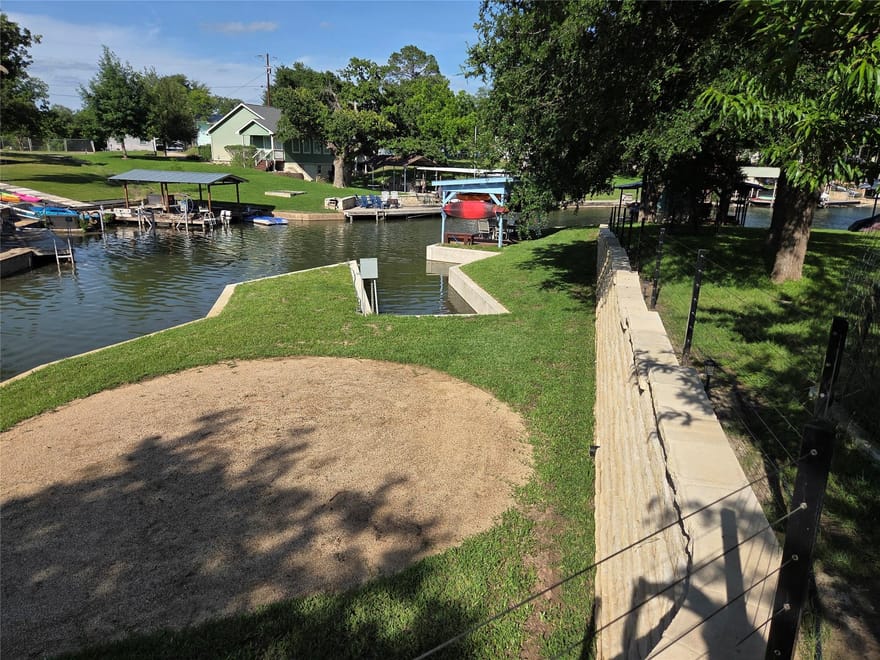 203 W Lakeshore Dr, Sunrise Beach, Texas