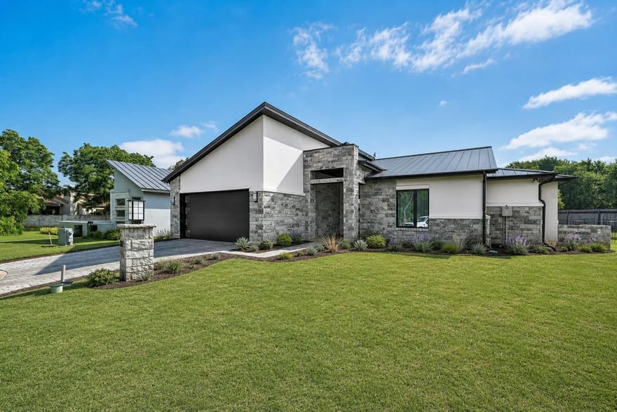 102 Menard Ct, Horseshoe Bay, Texas