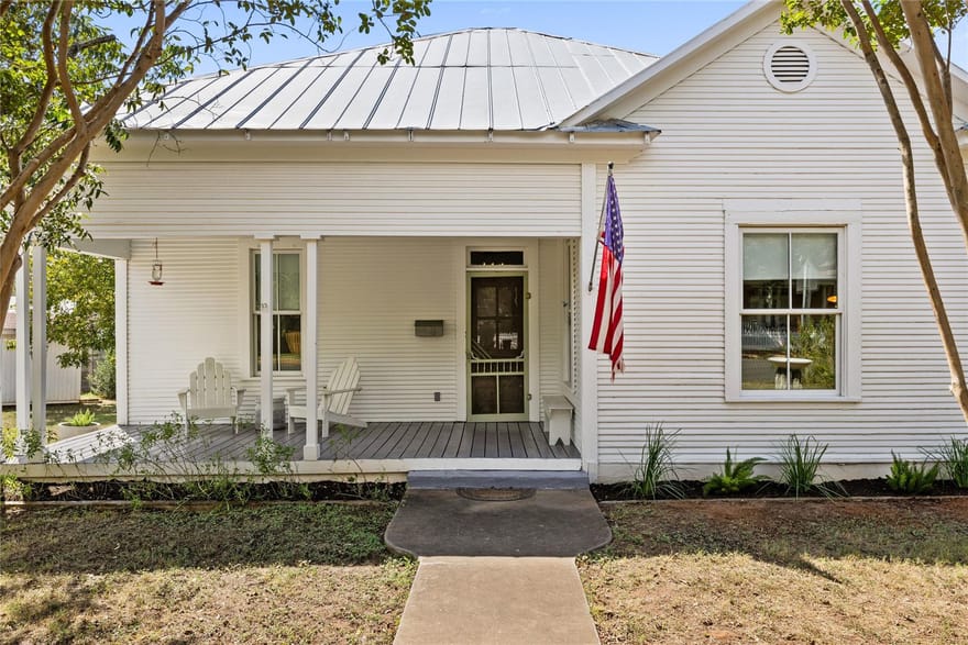 303 W College St, Fredericksburg, Texas